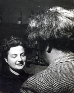 407587 Portret van vermoedelijk Rie Hekman, echtgenote van de Utrechtse beeldhouwer Joop Hekman, tijdens een feestje.